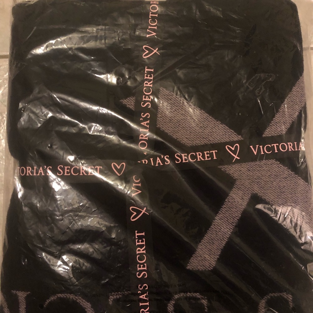 Victoria Secret Throw - Picture 3 of 4